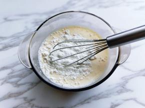 加入低筋面粉，再次抽打均匀，至无干粉。