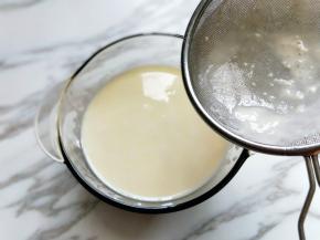 再将蛋挞液过细筛，这样就做好了。