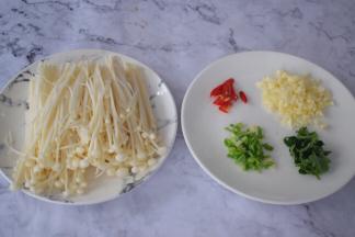 金针菇切去根部洗净挤干水分，蒜切末，辣椒斜切圈，葱切葱花，香菜切末