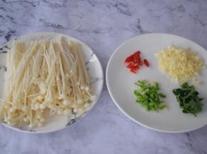 金针菇切去根部洗净挤干水分，蒜切末，辣椒斜切圈，葱切葱花，香菜切末