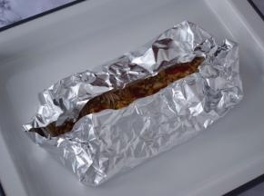 再把锡纸包起来或者中间留一条隙缝