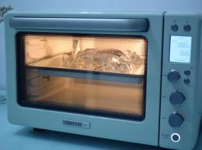 放入预热好的烤箱，上下火200度，中层20分钟