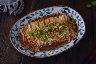 烤好取出装盘撒上葱花和香菜即可