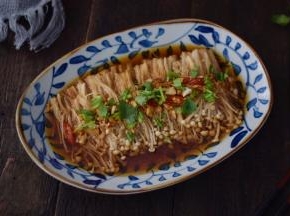 烤好取出装盘撒上葱花和香菜即可