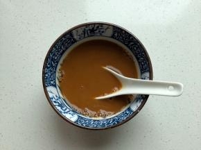 调酱汁：半汤匙生粉3汤匙清水1g盐小半勺白糖少许醋半汤匙生抽少许老抽搅拌均匀