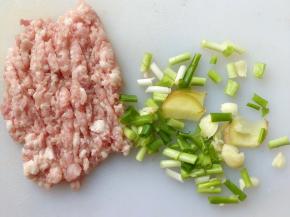 肉剁碎，葱切段、蒜瓣拍碎、姜切片