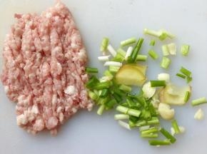 肉剁碎，葱切段、蒜瓣拍碎、姜切片