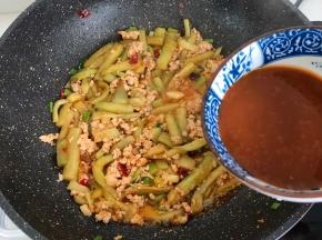 倒入酱汁