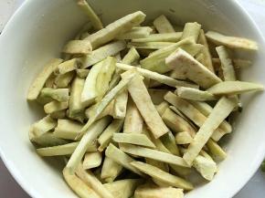 茄子去皮切条状加半汤匙生粉拌匀