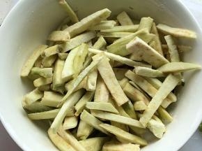茄子去皮切条状加半汤匙生粉拌匀