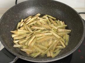 放油锅里油炸至软捞出