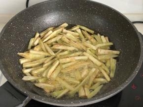 放油锅里油炸至软捞出