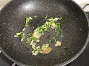 锅留底油放葱姜蒜爆香