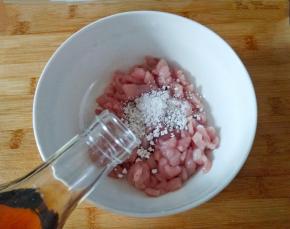 放少许料酒，少许老抽，1勺红薯淀粉，抓匀腌5分钟。