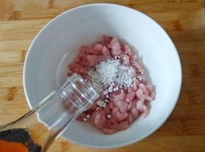 放少许料酒，少许老抽，1勺红薯淀粉，抓匀腌5分钟。