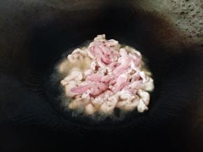 油熟放入肉丝翻炒