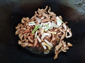 放入葱白和蒜片姜片翻炒15秒