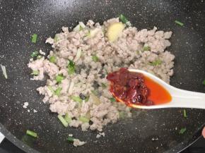 放肉末翻炒变色加一勺红油豆瓣酱