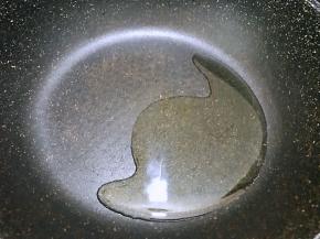 锅里倒入适量植物油