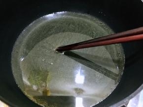 奶锅里加入适量植物油