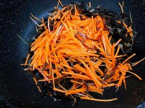 加入木耳胡萝卜翻炒