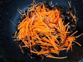 加入木耳胡萝卜翻炒