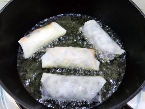 油温升高后转最小火放入春卷