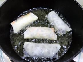 油温升高后转最小火放入春卷