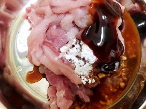 里脊肉里加入盐，蚝油，生抽，淀粉