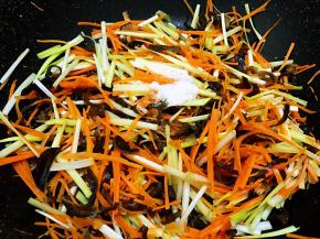 加入盐，糖，鸡粉调味