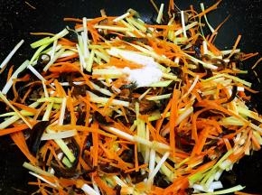 加入盐，糖，鸡粉调味