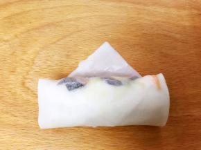 包紧卷起，收口处抹些面粉水封好