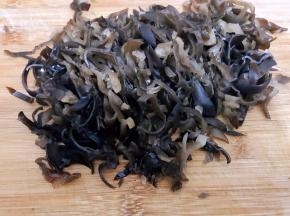 干木耳泡发后洗净切丝