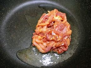 油温升高后加入里脊肉快速滑散