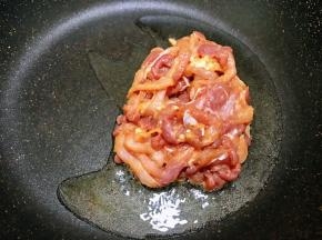 油温升高后加入里脊肉快速滑散