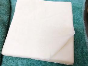 春卷皮解冻后，用湿毛巾包住，用一张取一张后继续盖好，以免皮会变干