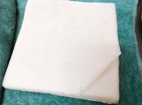 春卷皮解冻后，用湿毛巾包住，用一张取一张后继续盖好，以免皮会变干