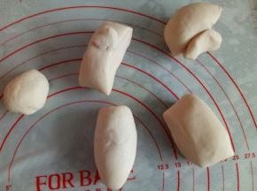 粉色面团分别切出2个40克，2个35克的面团