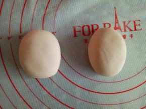 分别再揉几下，35克的做身体，揉圆整形成椭圆