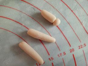 分别取3份1.5克的面团，揉成圆柱状，如图，作为胳膊