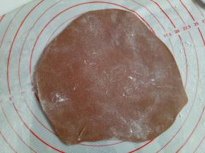 可可面团擀薄片