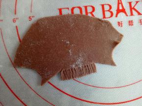 用刮板或者剪刀做出头发的形状来