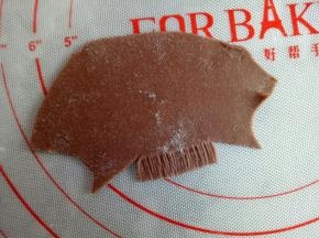 用刮板或者剪刀做出头发的形状来