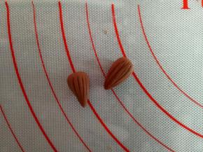 揉两个圆锥状的可可面团，用刮板压出头发的痕迹来