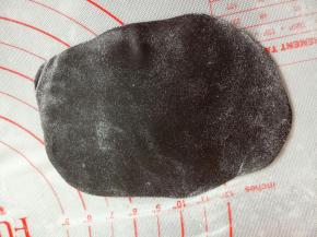 黑色面团擀薄片