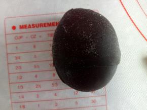 裹到男娃娃的身体上