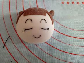 把女娃娃的头发粘上，眼睛嘴巴眉毛也如图粘好
同样把男娃娃的也粘好，具体图片参考成品图