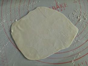 白色面团擀薄片