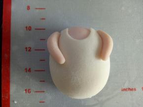 裹到女娃娃的身体上，顺便把胳膊也粘上