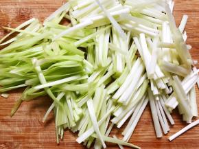 韭黄摘洗干净后切段
